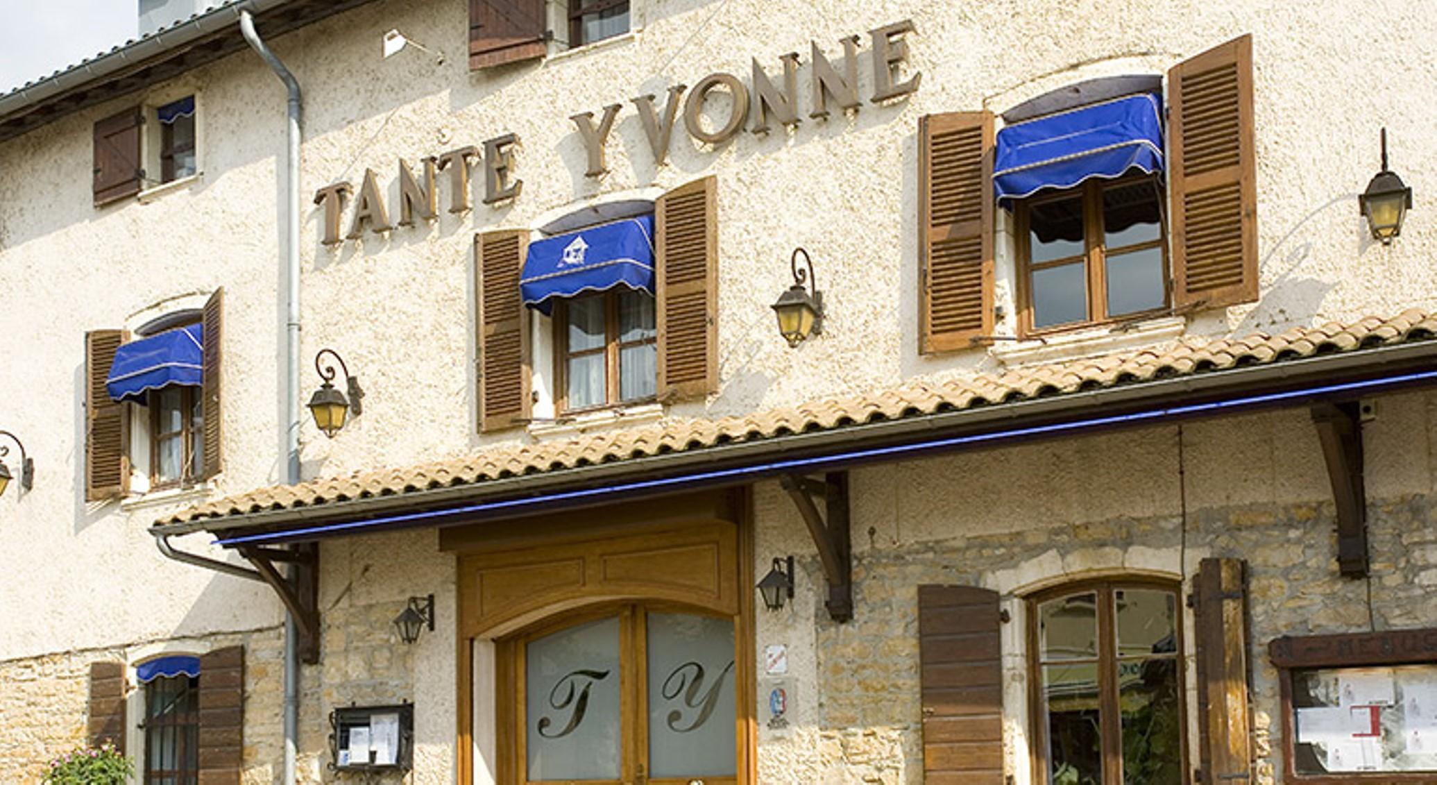 Logis Hotel Tante Yvonne & Son Restaurant Semi-Gastronomique - Lyon Nord Quincieux Exteriör bild