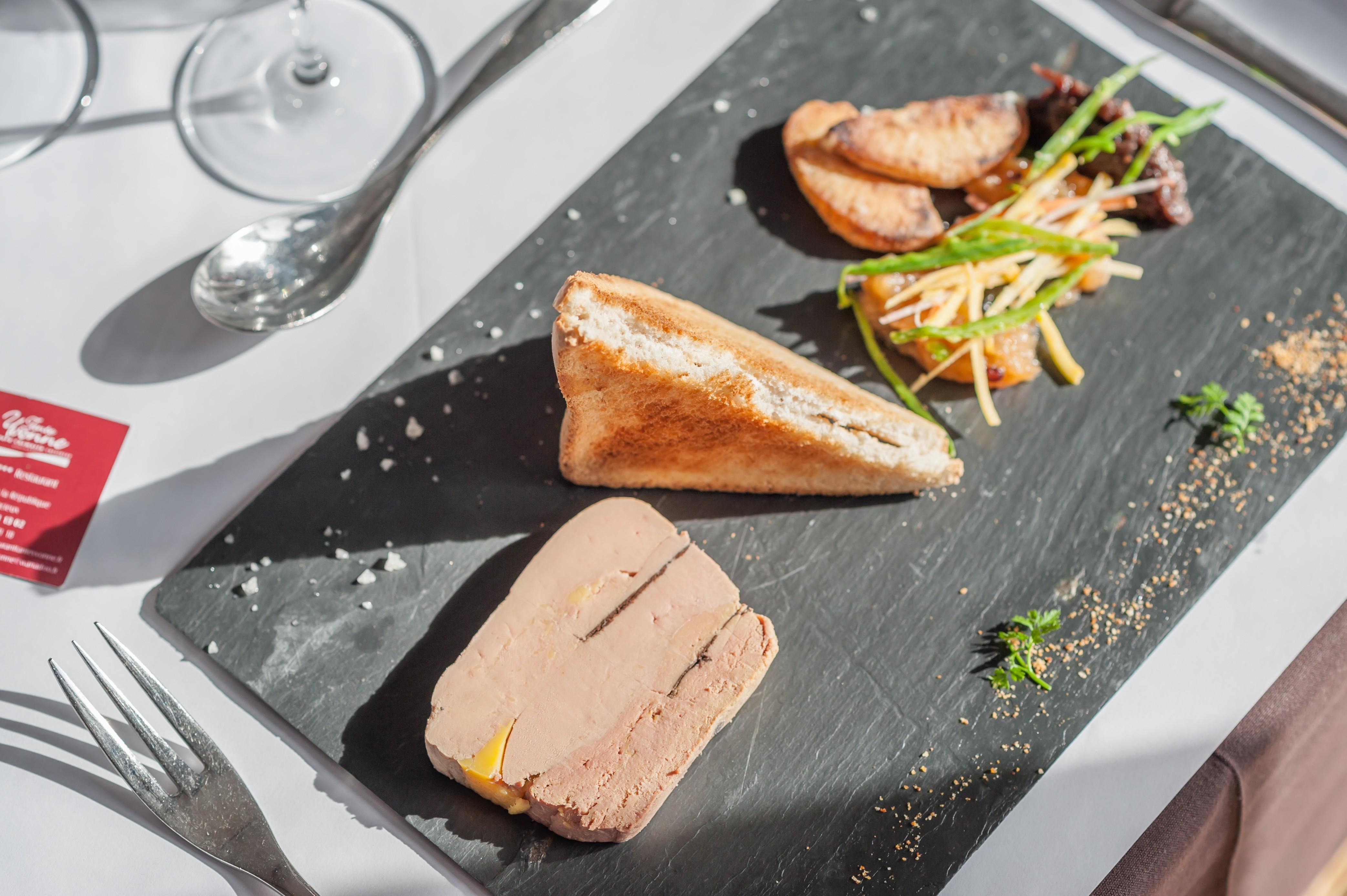 Logis Hotel Tante Yvonne & Son Restaurant Semi-Gastronomique - Lyon Nord Quincieux Exteriör bild