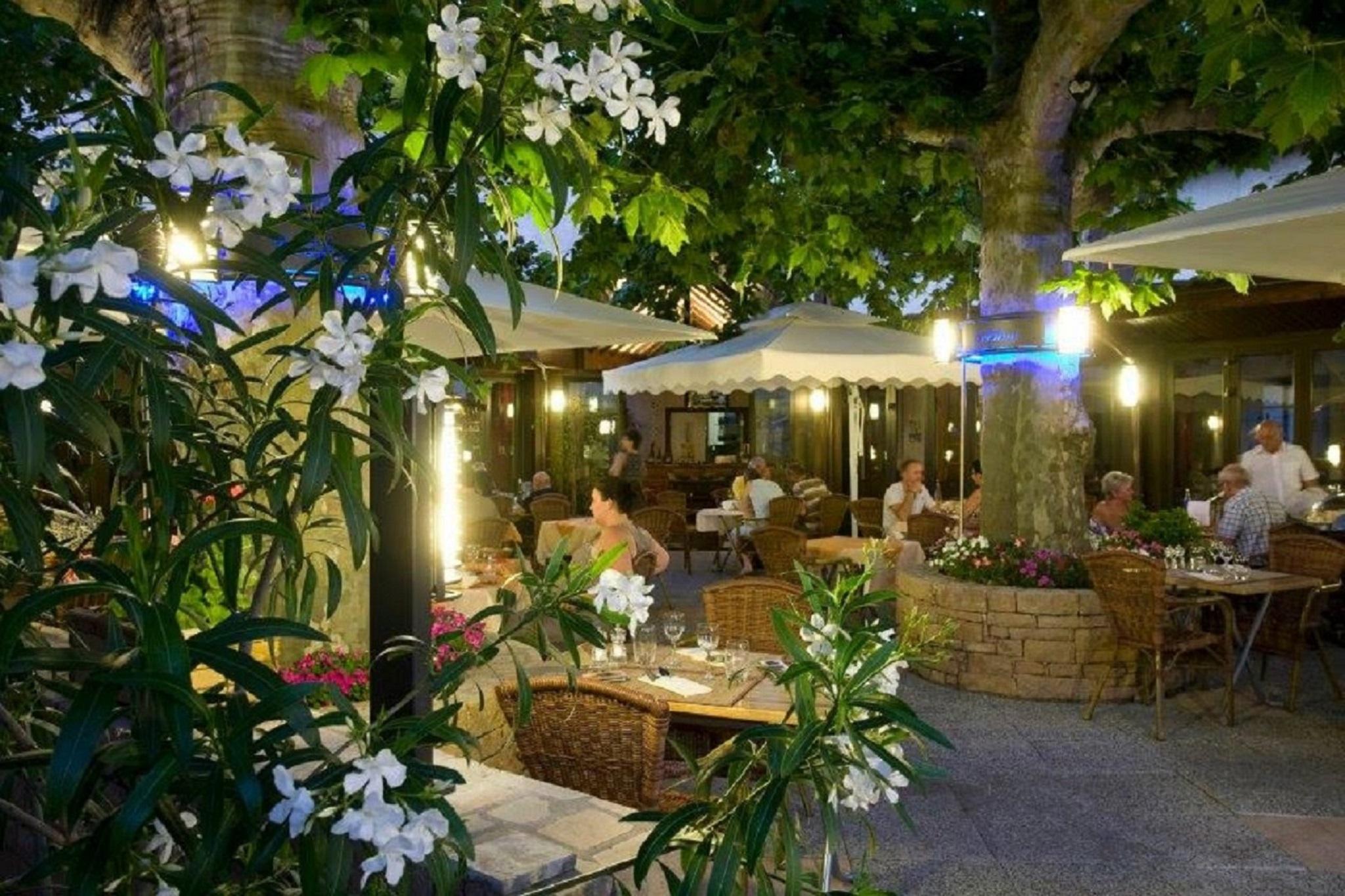 Logis Hotel Tante Yvonne & Son Restaurant Semi-Gastronomique - Lyon Nord Quincieux Exteriör bild
