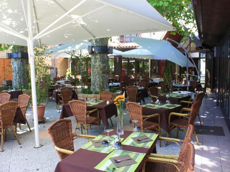 Logis Hotel Tante Yvonne & Son Restaurant Semi-Gastronomique - Lyon Nord Quincieux Exteriör bild
