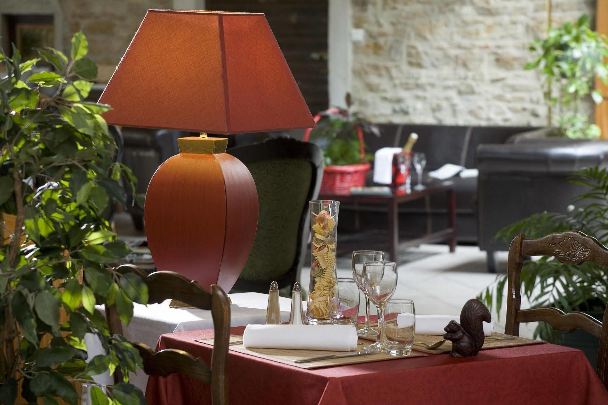 Logis Hotel Tante Yvonne & Son Restaurant Semi-Gastronomique - Lyon Nord Quincieux Exteriör bild